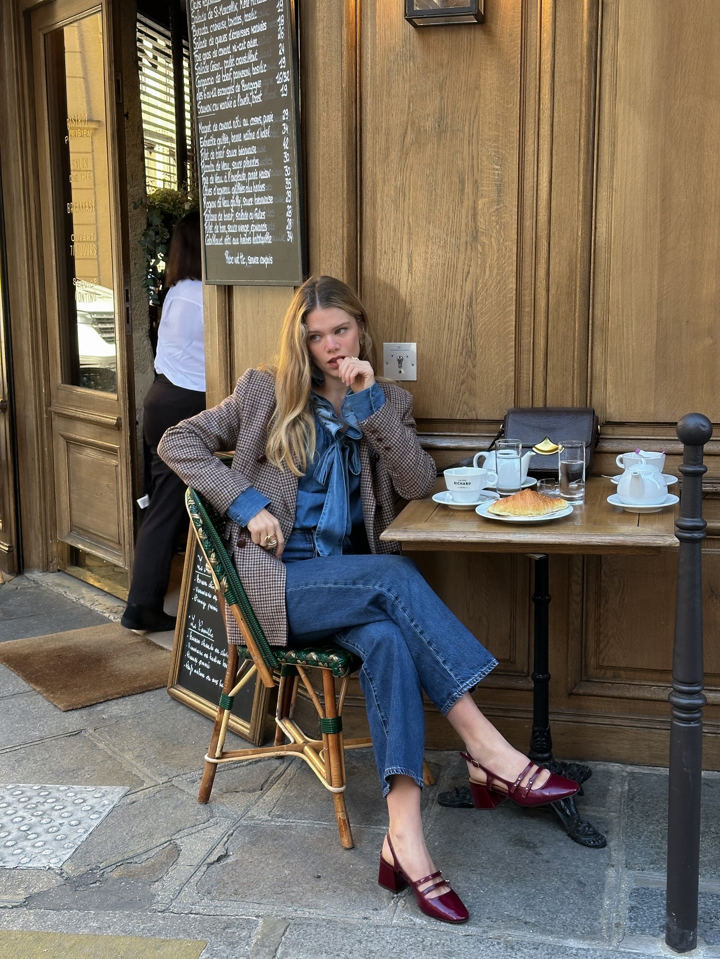 Phụ nữ Pháp có thể diện đồ rất đơn giản nhưng vẫn sang trọng là nhờ 4 kiểu giày- Ảnh 9. Phụ nữ Pháp có thể diện đồ rất đơn giản nhưng vẫn sang trọng là nhờ 4 kiểu giày- Ảnh 9.