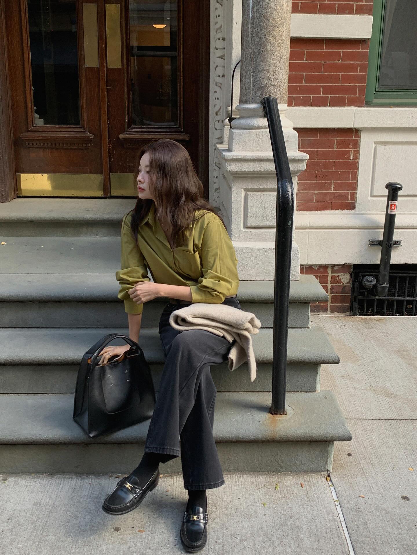 S&aacute;ng suốt nhất l&uacute;c n&agrave;y l&agrave; sắm 5 kiểu &aacute;o mỏng nhẹ, mặc được từ cuối đ&ocirc;ng tới tận hết m&ugrave;a xu&acirc;n 2026- Ảnh 11.