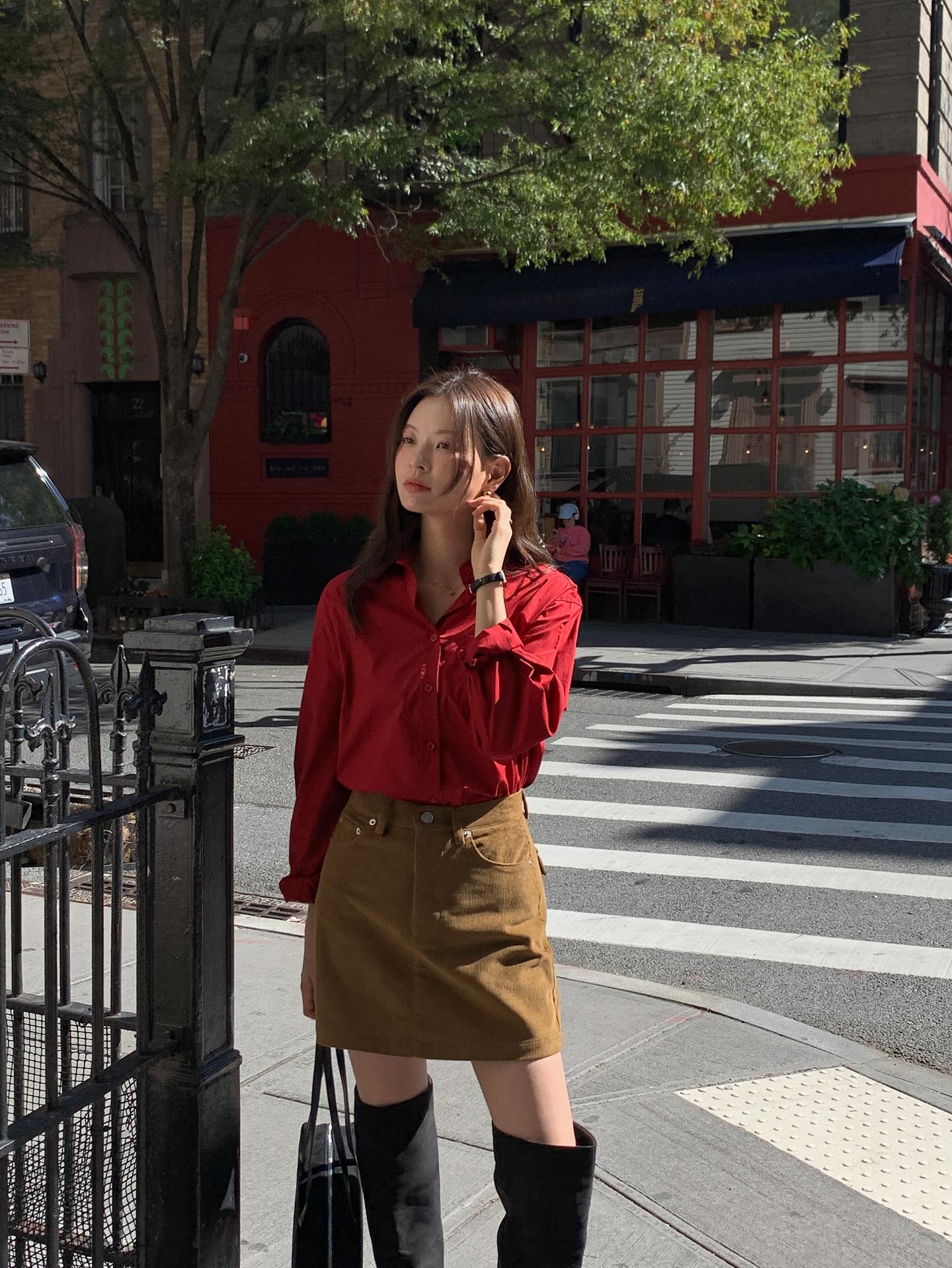 S&aacute;ng suốt nhất l&uacute;c n&agrave;y l&agrave; sắm 5 kiểu &aacute;o mỏng nhẹ, mặc được từ cuối đ&ocirc;ng tới tận hết m&ugrave;a xu&acirc;n 2026- Ảnh 12.