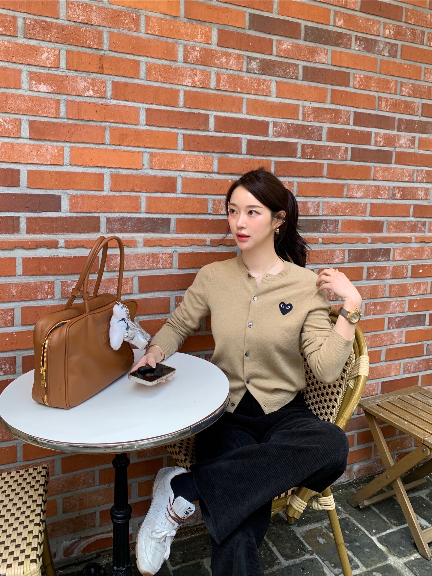 S&aacute;ng suốt nhất l&uacute;c n&agrave;y l&agrave; sắm 5 kiểu &aacute;o mỏng nhẹ, mặc được từ cuối đ&ocirc;ng tới tận hết m&ugrave;a xu&acirc;n 2026- Ảnh 2.