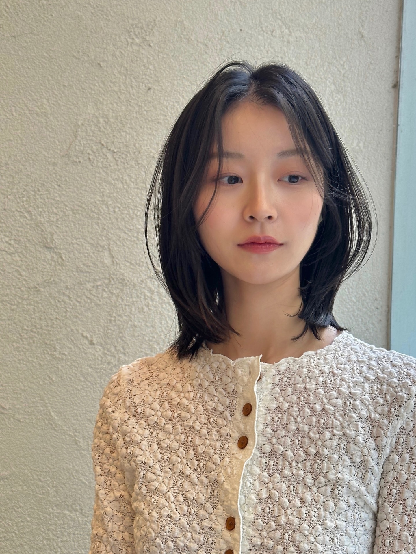 Cắt 5 kiểu t&oacute;c n&agrave;y th&igrave; m&aacute;i t&oacute;c từ mỏng h&oacute;a d&agrave;y gấp rưỡi, gương mặt cũng nhỏ hơn hẳn- Ảnh 6.