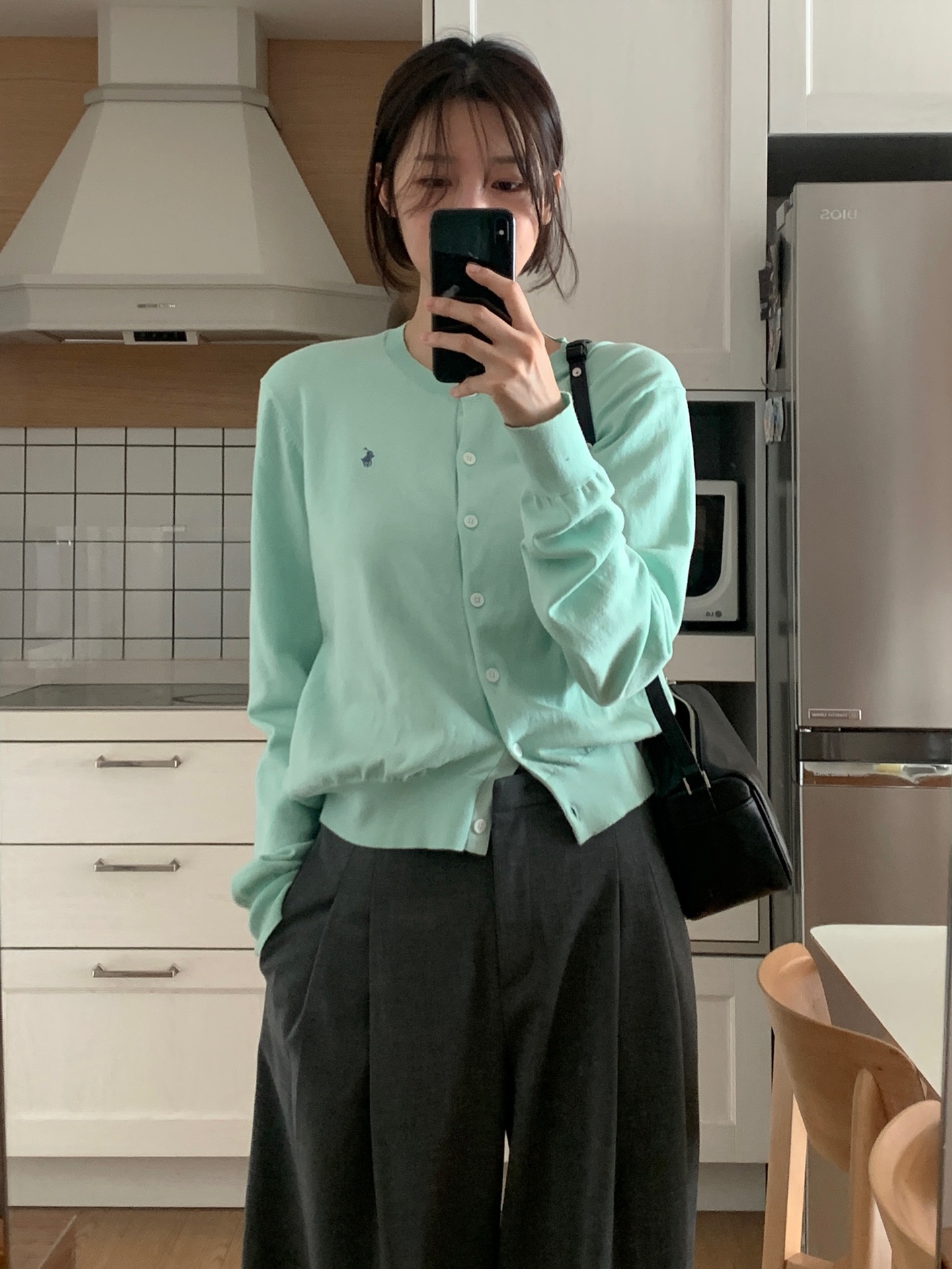 S&aacute;ng suốt nhất l&uacute;c n&agrave;y l&agrave; sắm 5 kiểu &aacute;o mỏng nhẹ, mặc được từ cuối đ&ocirc;ng tới tận hết m&ugrave;a xu&acirc;n 2026- Ảnh 4.