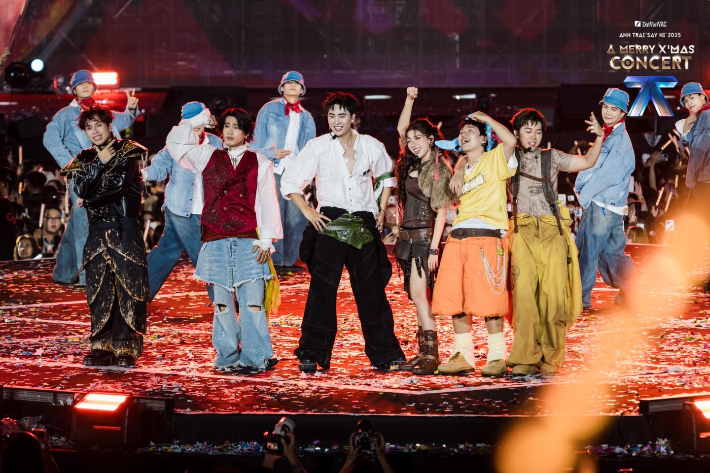 X&ocirc;n xao cảnh h&agrave;ng chục ngh&igrave;n người &ldquo;tung đồng xu&rdquo; tại concert Say Hi m&ugrave;a 2, 1 Anh Trai h&aacute;t live si&ecirc;u n&eacute;t- Ảnh 1.