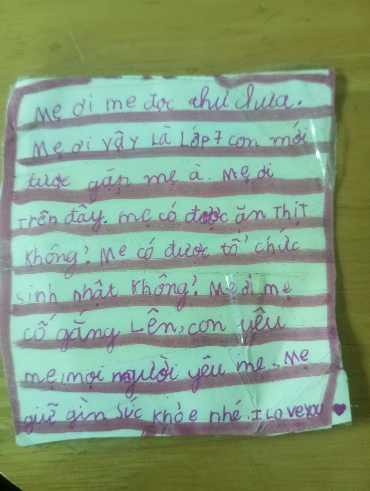 C&acirc;u chuyện x&uacute;c động đằng sau thư con g&aacute;i 7 tuổi gửi mẹ đang g&acirc;y sốt: "Mẹ ơi, vậy l&agrave; lớp 7 con mới được gặp mẹ &agrave;? Mẹ c&oacute; được ăn thịt kh&ocirc;ng"- Ảnh 1.