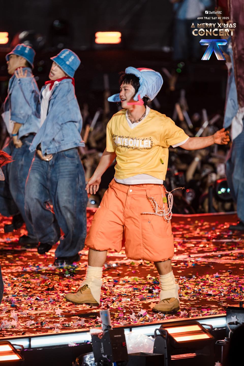 X&ocirc;n xao cảnh h&agrave;ng chục ngh&igrave;n người &ldquo;tung đồng xu&rdquo; tại concert Say Hi m&ugrave;a 2, 1 Anh Trai h&aacute;t live si&ecirc;u n&eacute;t- Ảnh 2.