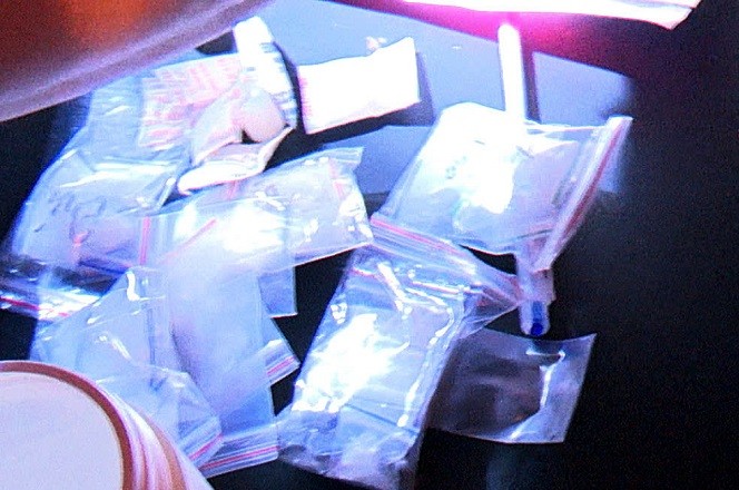 Cảnh s&aacute;t đồng loạt đột k&iacute;ch 2 qu&aacute;n bar, ph&aacute;t hiện 30 người dương t&iacute;nh ma t&uacute;y- Ảnh 4.