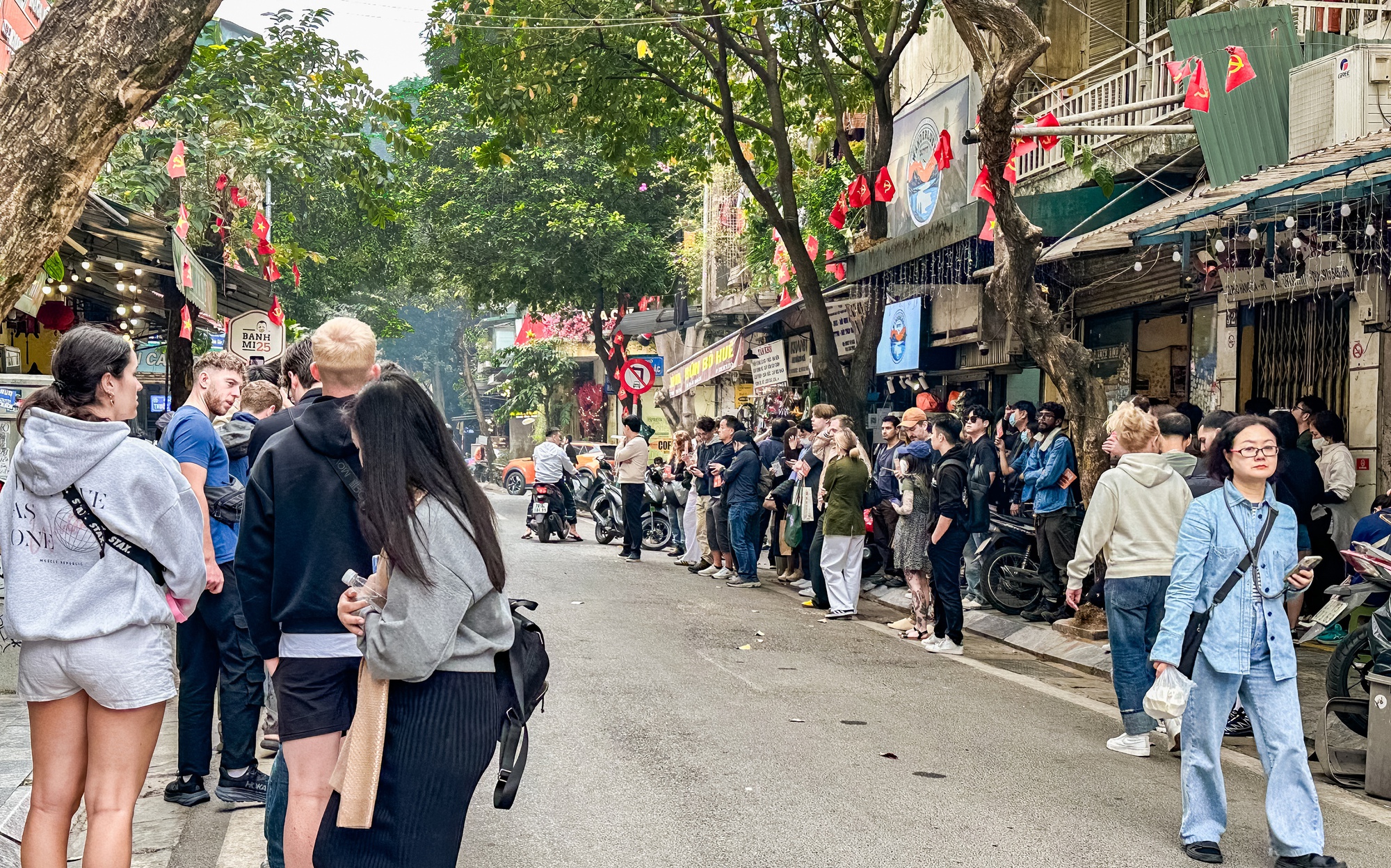 2 h&agrave;ng qu&aacute;n đang khiến phố cổ H&agrave; Nội đ&ocirc;ng nghịt, kh&aacute;ch T&acirc;y kh&aacute;ch Việt xếp h&agrave;ng rồng rắn- Ảnh 7.