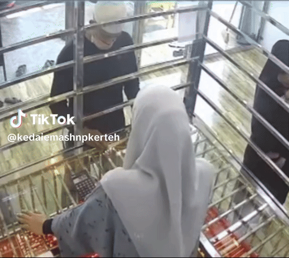 Đến tiệm v&agrave;ng đ&ograve;i xem d&acirc;y chuyền rồi bỏ chạy, t&ecirc;n cướp gặp cảnh bẽ b&agrave;ng v&igrave; sự nhanh tr&iacute; của nh&acirc;n vi&ecirc;n- Ảnh 1.