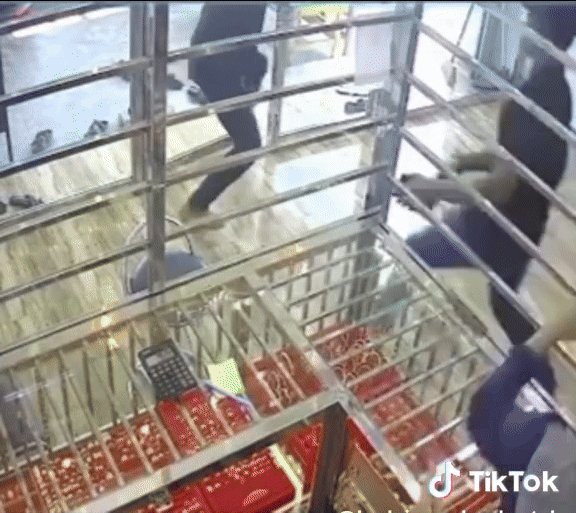 Đến tiệm v&agrave;ng đ&ograve;i xem d&acirc;y chuyền rồi bỏ chạy, t&ecirc;n cướp gặp cảnh bẽ b&agrave;ng v&igrave; sự nhanh tr&iacute; của nh&acirc;n vi&ecirc;n- Ảnh 2.