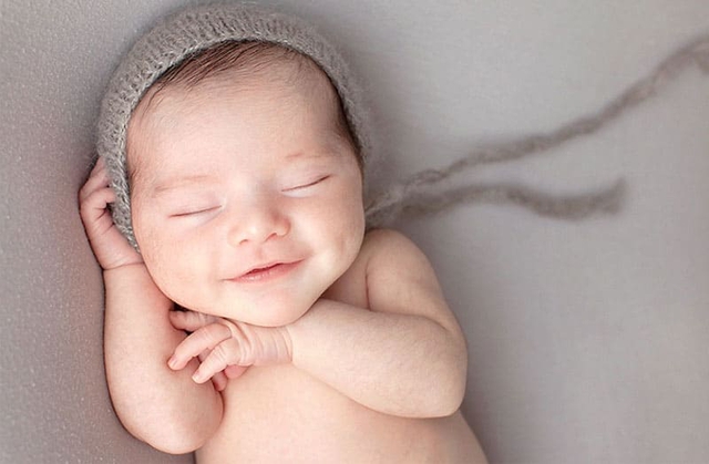 Em b&eacute; c&oacute; m&aacute; l&uacute;m đồng tiền rất đ&aacute;ng y&ecirc;u, nhưng theo quan điểm d&acirc;n gian, kh&ocirc;ng phải chỉ c&oacute; như vậy- Ảnh 4.