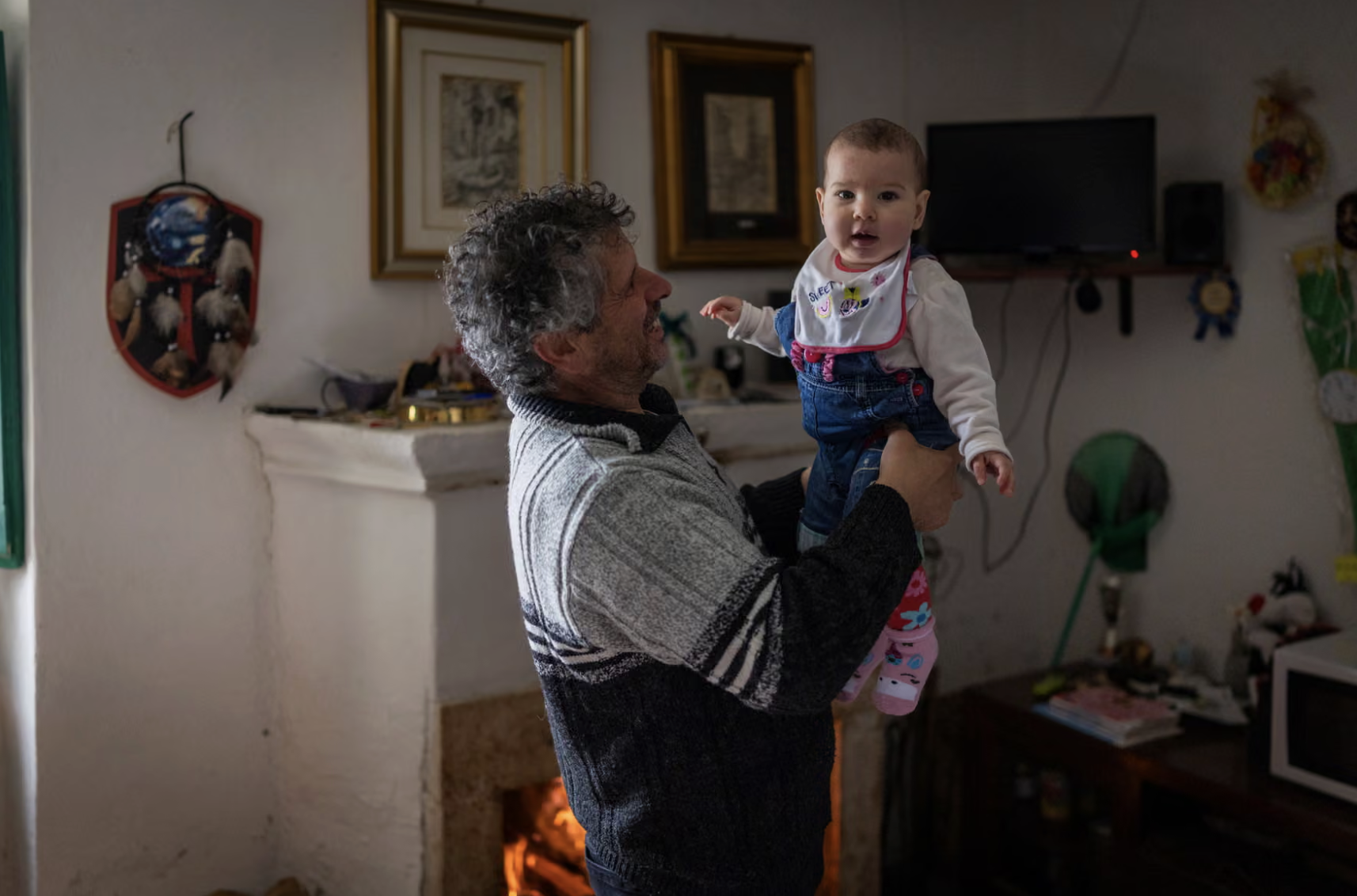 Ng&ocirc;i l&agrave;ng ăn mừng sự ra đời của em b&eacute; đầu ti&ecirc;n sau 30 năm- Ảnh 2.