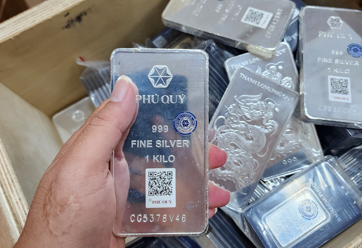 Loạn gi&aacute; bạc 'sang tay'- Ảnh 2.