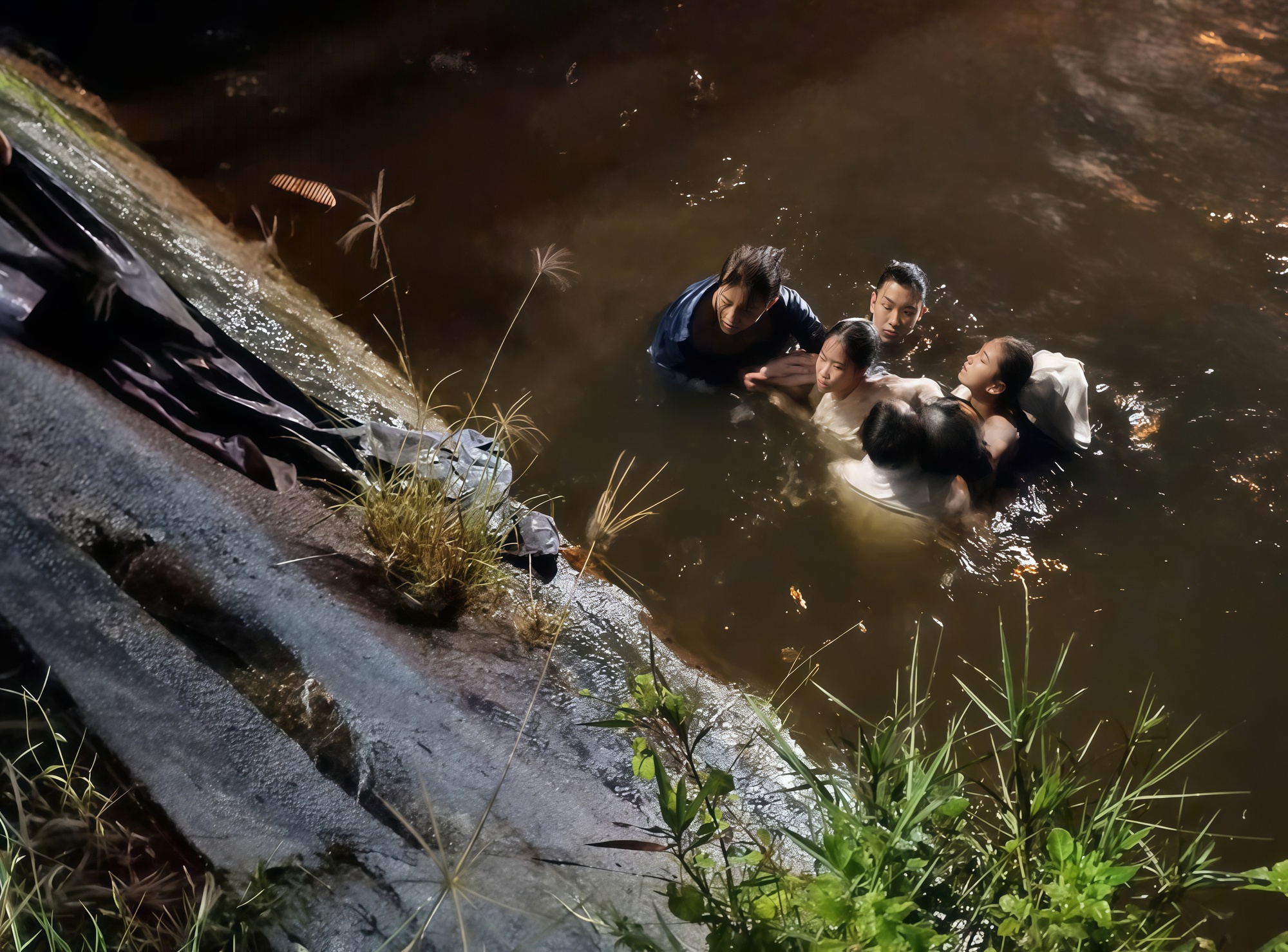 Khoảnh khắc sinh tử của 3 mạng người dưới kênh nước ở Bắc Gianh- Ảnh 1. Khoảnh khắc sinh tử của 3 mạng người dưới kênh nước ở Bắc Gianh- Ảnh 1.