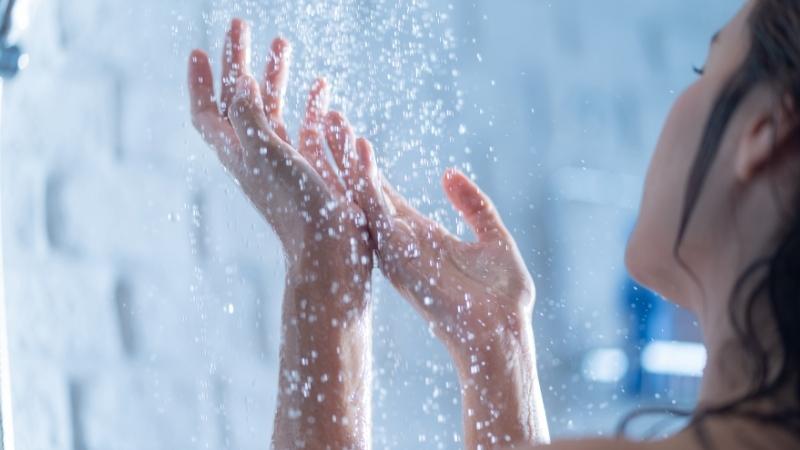 M&ugrave;a đ&ocirc;ng n&ecirc;n tắm mấy ng&agrave;y một lần? Đ&acirc;y l&agrave; 4 điều người cao tuổi cần đặc biệt ch&uacute; &yacute;- Ảnh 2.