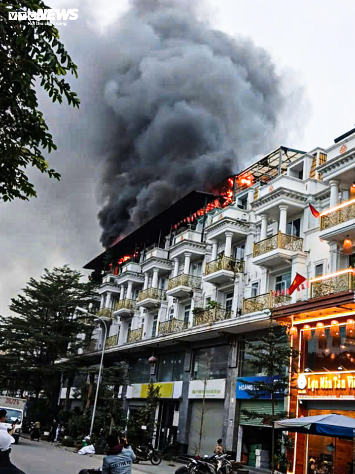 Lửa đỏ rực bao tr&ugrave;m d&atilde;y biệt thự liền kề ở H&agrave; Nội- Ảnh 1.