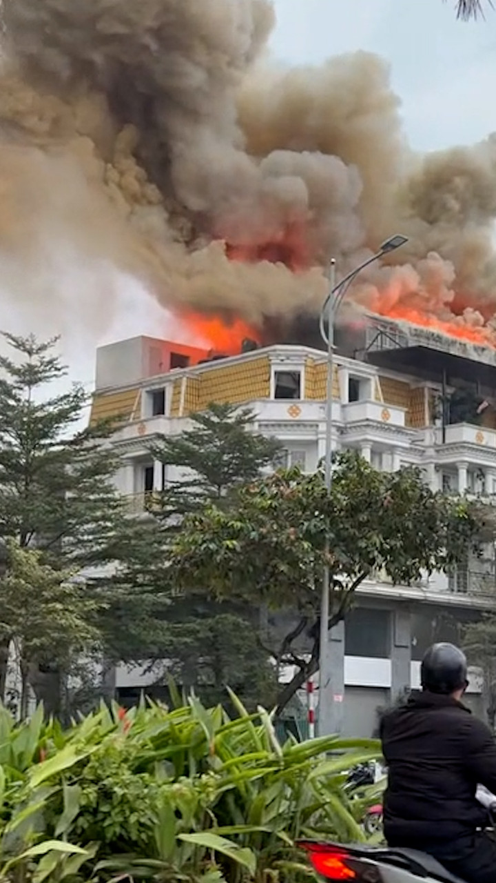 Lửa đỏ rực bao tr&ugrave;m d&atilde;y biệt thự liền kề ở H&agrave; Nội- Ảnh 2.