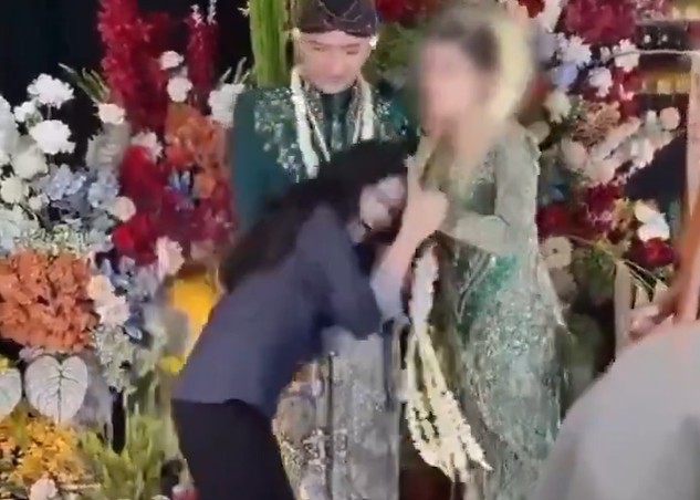 Bạn g&aacute;i cũ h&ocirc;n tay ch&uacute; rể trong đ&aacute;m cưới, c&ocirc; d&acirc;u c&oacute; phản g&acirc;y sốc- Ảnh 1.