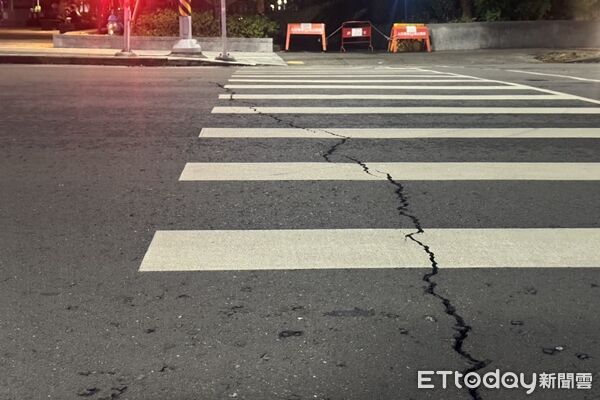 Đ&agrave;i Loan (Trung Quốc) chao đảo đ&ecirc;m khuya v&igrave; động đất 7.0: Đường phố nứt nẻ, clip tr&ecirc;n t&agrave;u điện khiến ai cũng lạnh sống lưng- Ảnh 2.