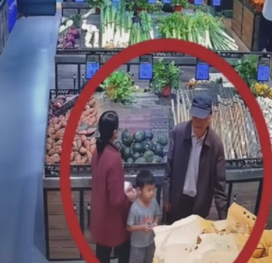 C&acirc;u n&oacute;i của đứa trẻ với &ocirc;ng nội trong si&ecirc;u thị khiến ng&agrave;n người phẫn nộ: Bi kịch gia đ&igrave;nh c&oacute; thể thấy r&otilde; từ b&acirc;y giờ!- Ảnh 1.