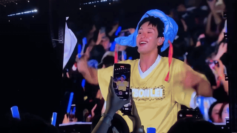 X&ocirc;n xao cảnh h&agrave;ng chục ngh&igrave;n người &ldquo;tung đồng xu&rdquo; tại concert Say Hi m&ugrave;a 2, 1 Anh Trai h&aacute;t live si&ecirc;u n&eacute;t- Ảnh 3.