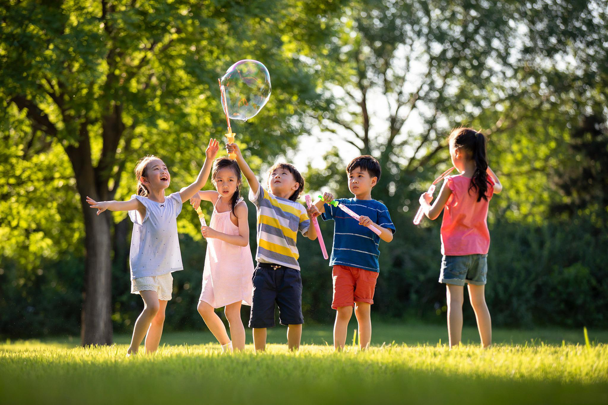 Nếu một đứa trẻ c&oacute; 5 biểu hiện n&agrave;y nghĩa l&agrave; con y&ecirc;u mẹ đến tận c&ugrave;ng!- Ảnh 1.