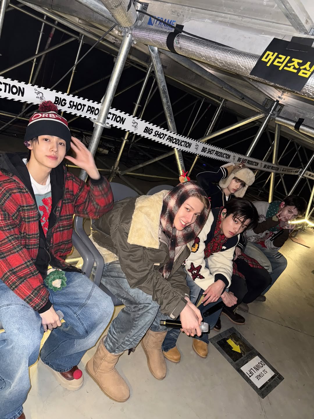 Lộ loạt bằng chứng nghi vấn mỹ nam nh&oacute;m t&acirc;n binh hot nhất Kbiz bị c&ocirc; lập?- Ảnh 8.