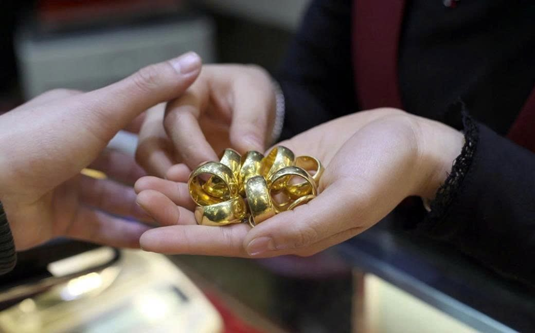 Gi&aacute; v&agrave;ng tăng mạnh, v&igrave; sao nhiều người nắm giữ m&agrave; vẫn run tay?- Ảnh 1.