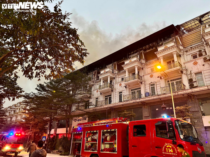 Lửa đỏ rực bao tr&ugrave;m d&atilde;y biệt thự liền kề ở H&agrave; Nội- Ảnh 4.