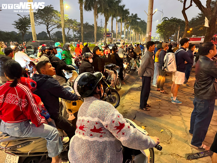 Lửa đỏ rực bao tr&ugrave;m d&atilde;y biệt thự liền kề ở H&agrave; Nội- Ảnh 5.