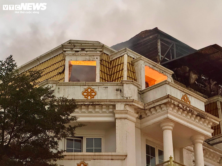 Lửa đỏ rực bao tr&ugrave;m d&atilde;y biệt thự liền kề ở H&agrave; Nội- Ảnh 3.