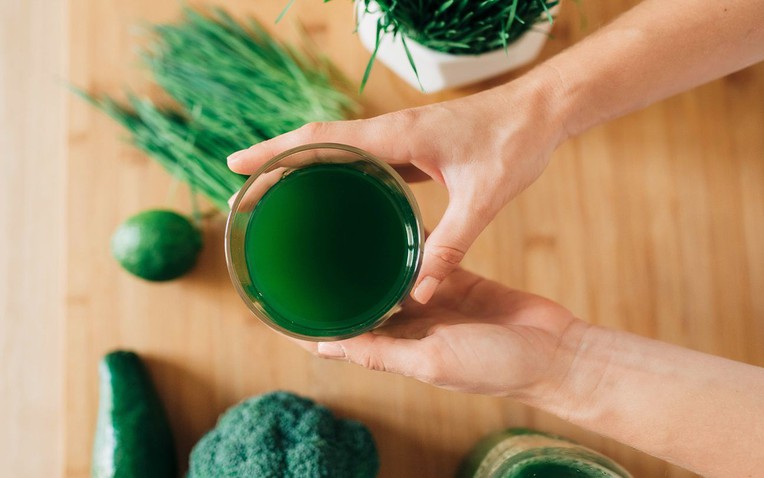 Nghi&ecirc;n cứu mới: Nhiều người d&ugrave;ng thức uống n&agrave;y để "thải độc", giảm c&acirc;n m&agrave; kh&ocirc;ng biết n&oacute; c&oacute; thể l&agrave;m tổn thương, g&acirc;y vi&ecirc;m chỉ sau 3 ng&agrave;y- Ảnh 1.