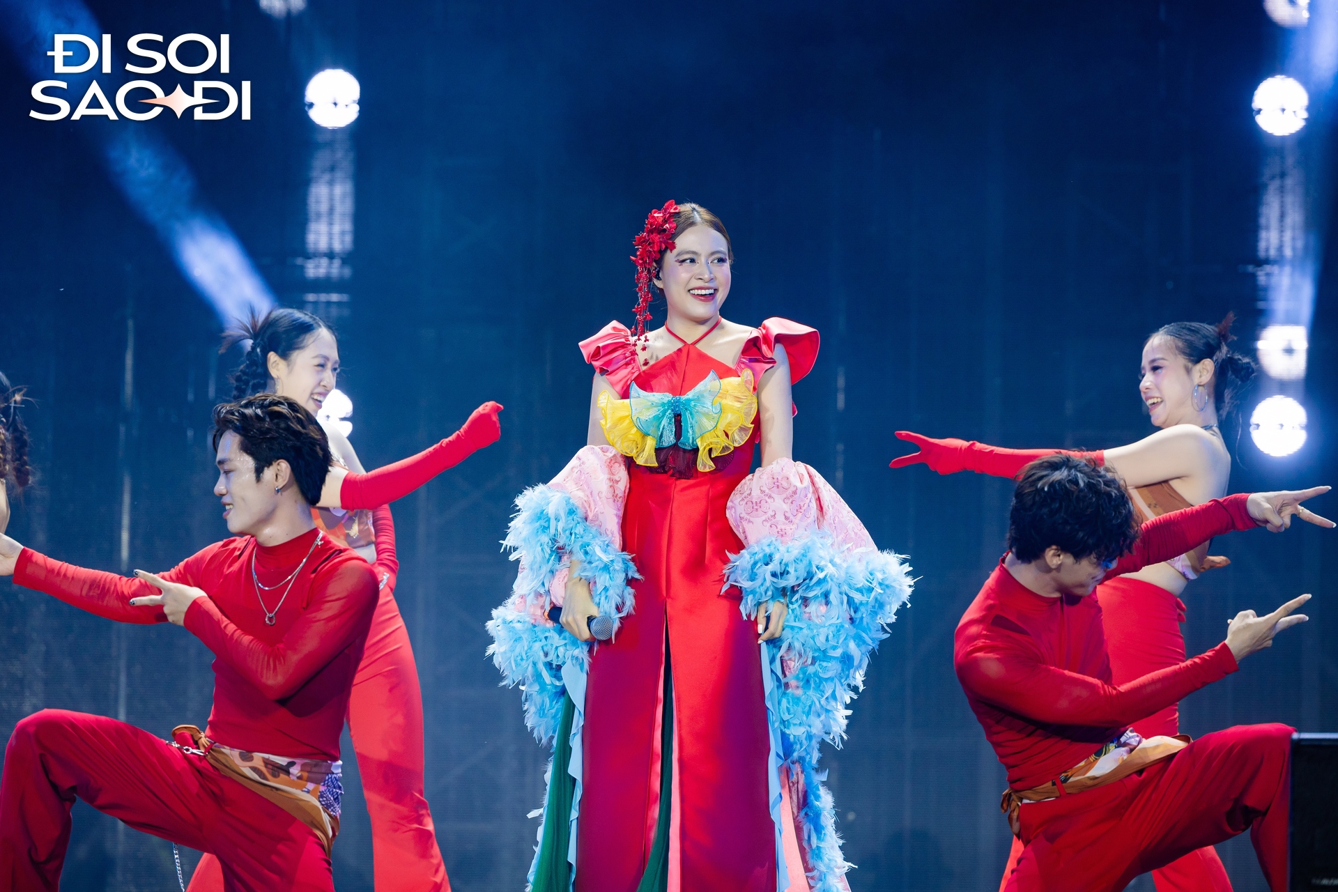 Bắt cận visual Hoàng Thùy Linh qua camera thường, 1 chi tiết trên gương mặt gây chú ý- Ảnh 2. Bắt cận visual Hoàng Thùy Linh qua camera thường, 1 chi tiết trên gương mặt gây chú ý- Ảnh 2.