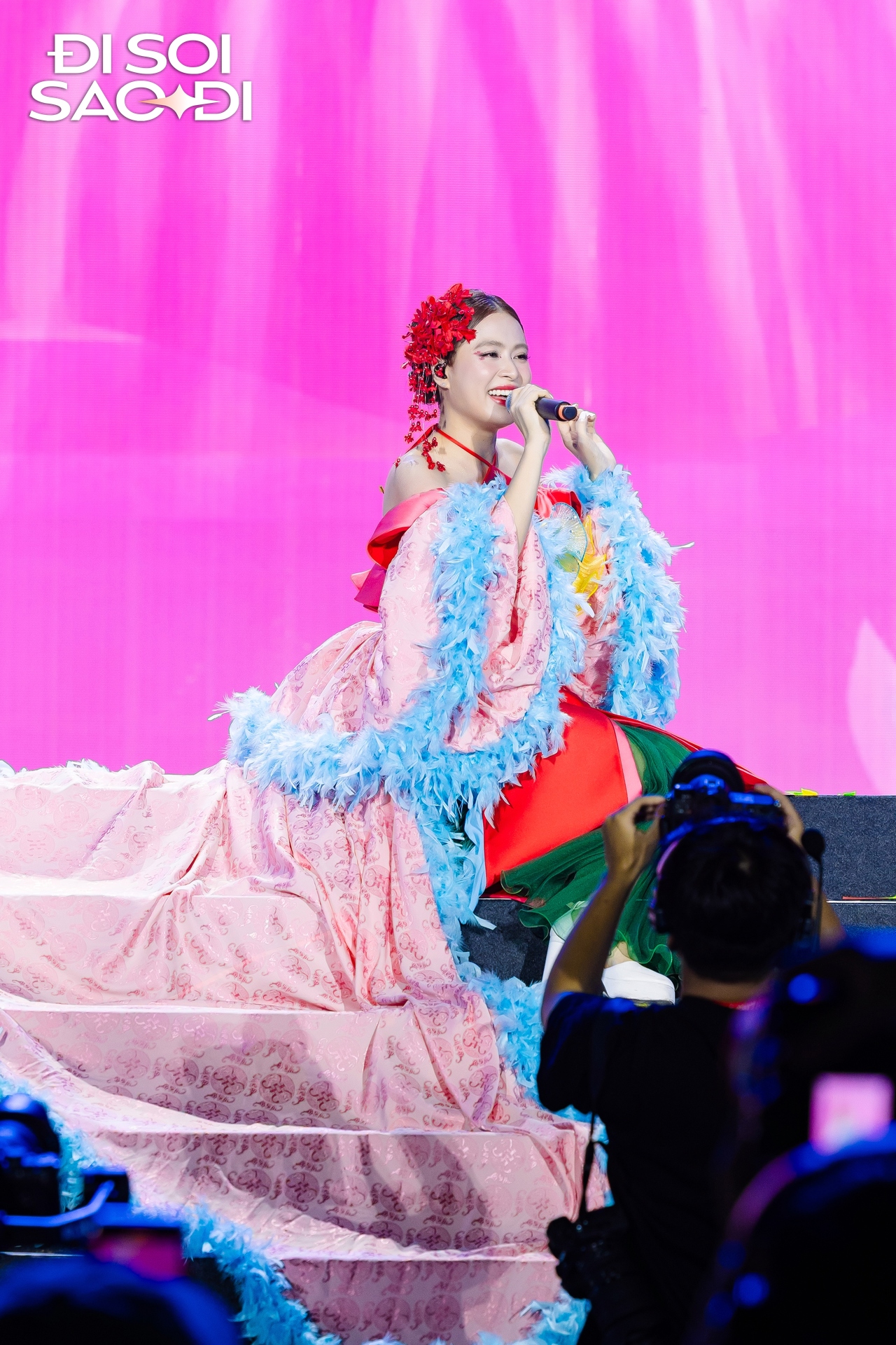 Bắt cận visual Hoàng Thùy Linh qua camera thường, 1 chi tiết trên gương mặt gây chú ý- Ảnh 3. Bắt cận visual Hoàng Thùy Linh qua camera thường, 1 chi tiết trên gương mặt gây chú ý- Ảnh 3.