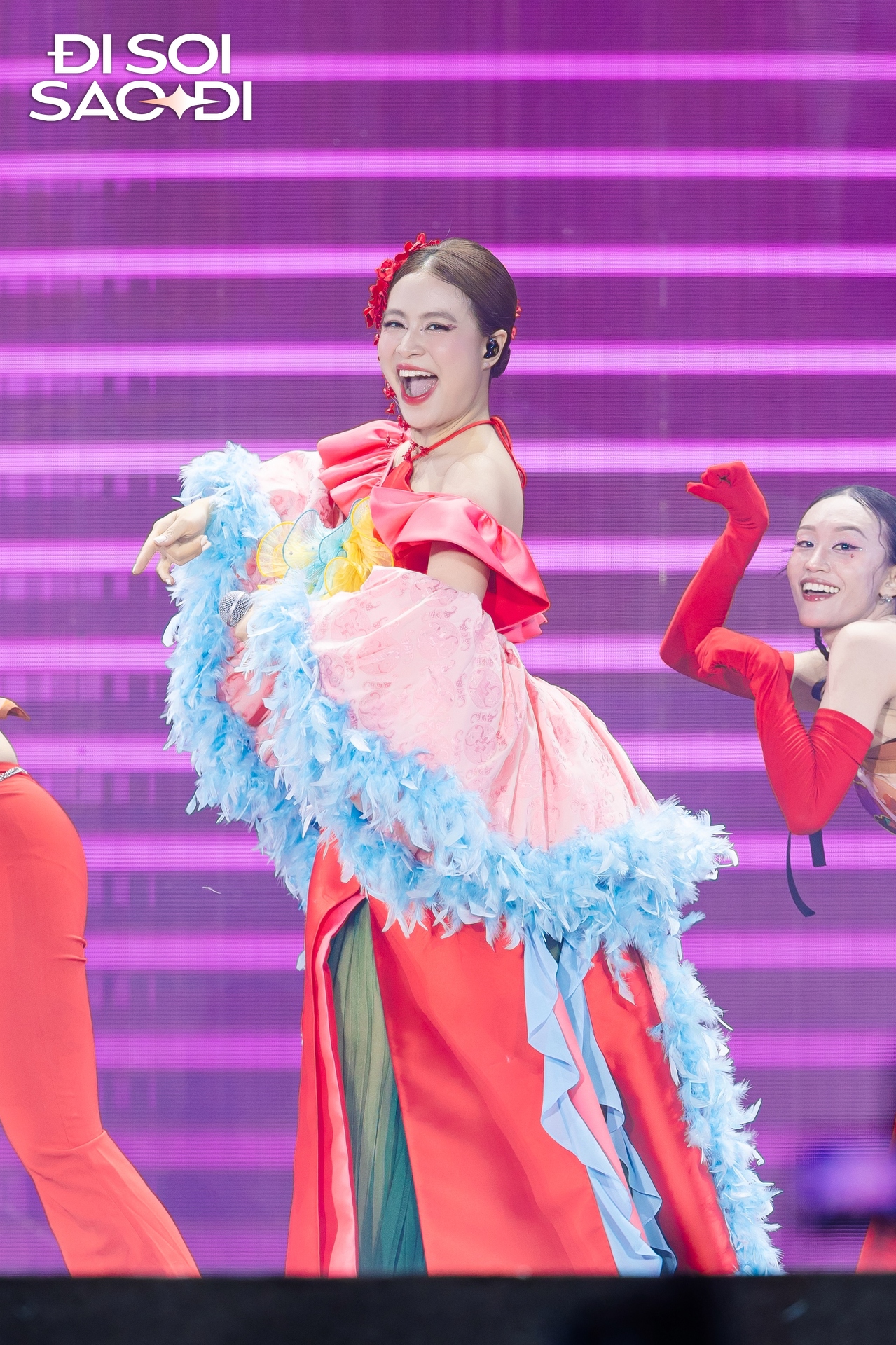 Bắt cận visual Hoàng Thùy Linh qua camera thường, 1 chi tiết trên gương mặt gây chú ý- Ảnh 5. Bắt cận visual Hoàng Thùy Linh qua camera thường, 1 chi tiết trên gương mặt gây chú ý- Ảnh 5.