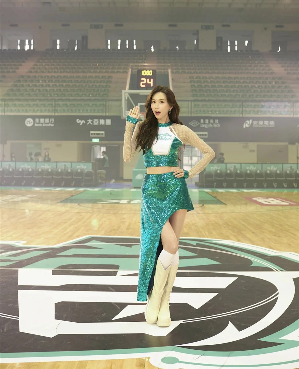 Mẹ 1 con 51 tuổi body "đốt ch&aacute;y" s&acirc;n b&oacute;ng rổ: C&oacute; b&iacute; quyết "chống gi&agrave;" kỳ lạ đ&aacute;ng học hỏi- Ảnh 2.