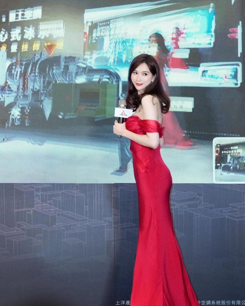 Mẹ 1 con 51 tuổi body "đốt ch&aacute;y" s&acirc;n b&oacute;ng rổ: C&oacute; b&iacute; quyết "chống gi&agrave;" kỳ lạ đ&aacute;ng học hỏi- Ảnh 1.