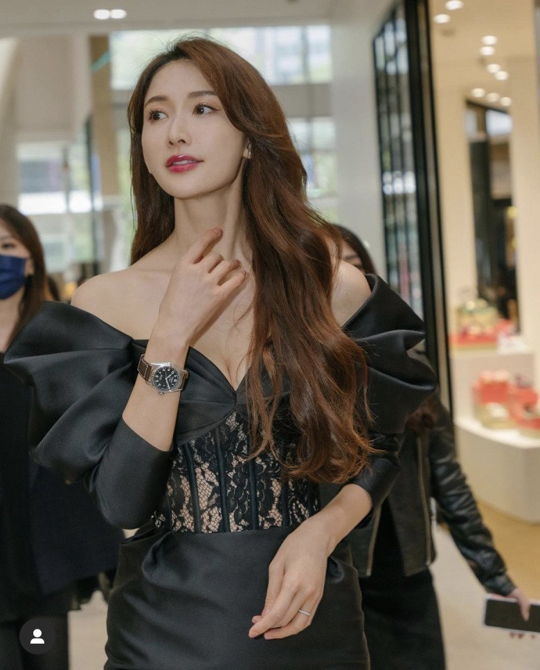 Mẹ 1 con 51 tuổi body "đốt ch&aacute;y" s&acirc;n b&oacute;ng rổ: C&oacute; b&iacute; quyết "chống gi&agrave;" kỳ lạ đ&aacute;ng học hỏi- Ảnh 5.