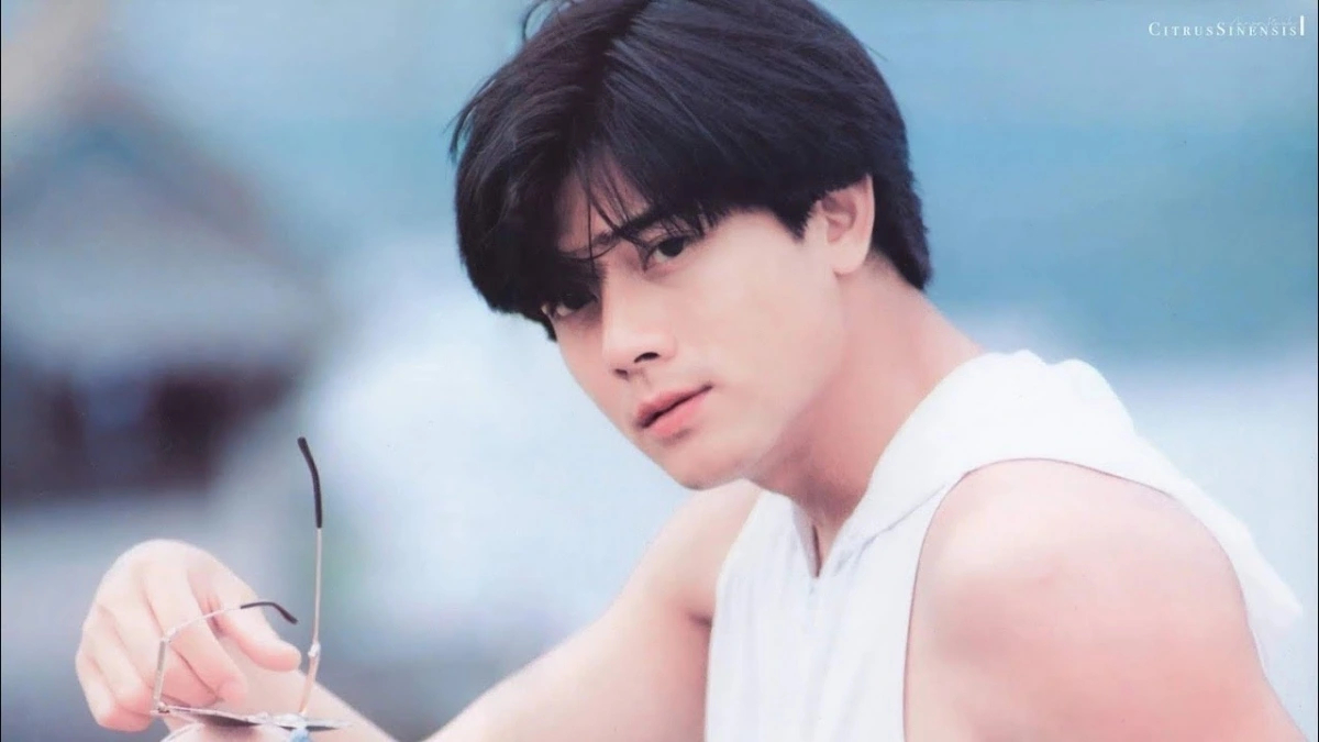 Nam t&agrave;i tử đẹp trai ho&agrave;n hảo từng khiến fan nổi giận chỉ v&igrave; th&ocirc;ng b&aacute;o lấy vợ: U70 đ&oacute;n 3 con, phong c&aacute;ch gi&aacute;o dục cực đỉnh- Ảnh 1.