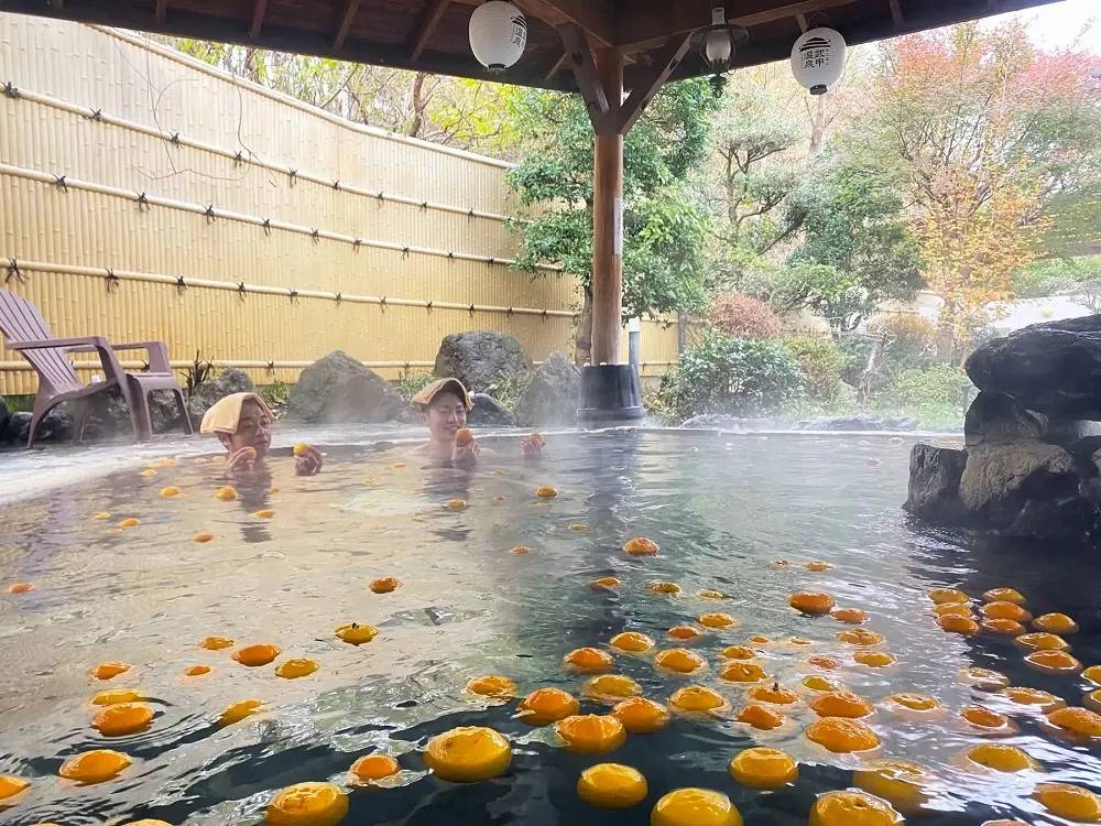 Văn h&oacute;a &ldquo;dị&rsquo;&rsquo; Nhật Bản: Bồn tắm h&agrave;nh chữa l&agrave;nh cho những t&acirc;m hồn mệt mỏi- Ảnh 1.