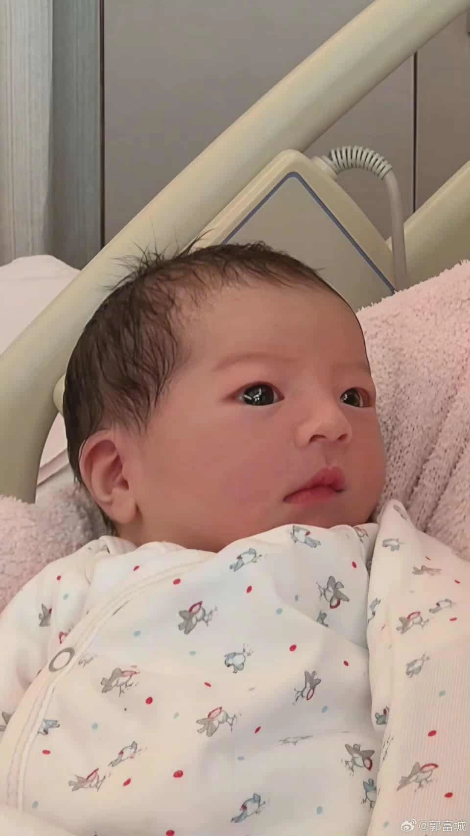 Nam t&agrave;i tử đẹp trai ho&agrave;n hảo từng khiến fan nổi giận chỉ v&igrave; th&ocirc;ng b&aacute;o lấy vợ: U70 đ&oacute;n 3 con, phong c&aacute;ch gi&aacute;o dục cực đỉnh- Ảnh 5.