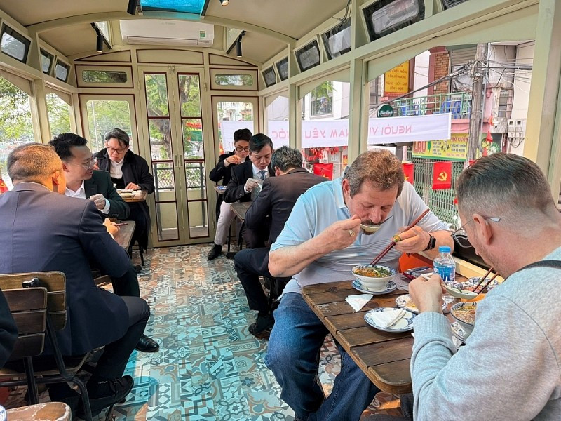 Đ&aacute;m cưới xưa, ăn phở, c&agrave; ph&ecirc; tr&ecirc;n 't&agrave;u điện leng keng' tại H&agrave; Nội- Ảnh 2.