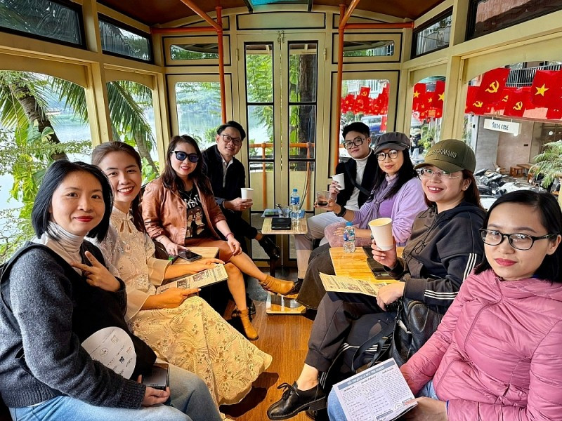 Đ&aacute;m cưới xưa, ăn phở, c&agrave; ph&ecirc; tr&ecirc;n 't&agrave;u điện leng keng' tại H&agrave; Nội- Ảnh 1.