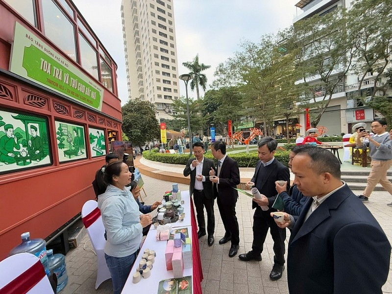 Đ&aacute;m cưới xưa, ăn phở, c&agrave; ph&ecirc; tr&ecirc;n 't&agrave;u điện leng keng' tại H&agrave; Nội- Ảnh 3.