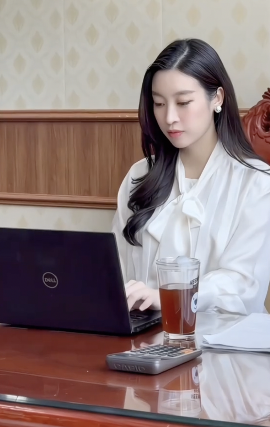 Đỗ Mỹ Linh trổ t&agrave;i cắm hoa, khoe cuộc sống 