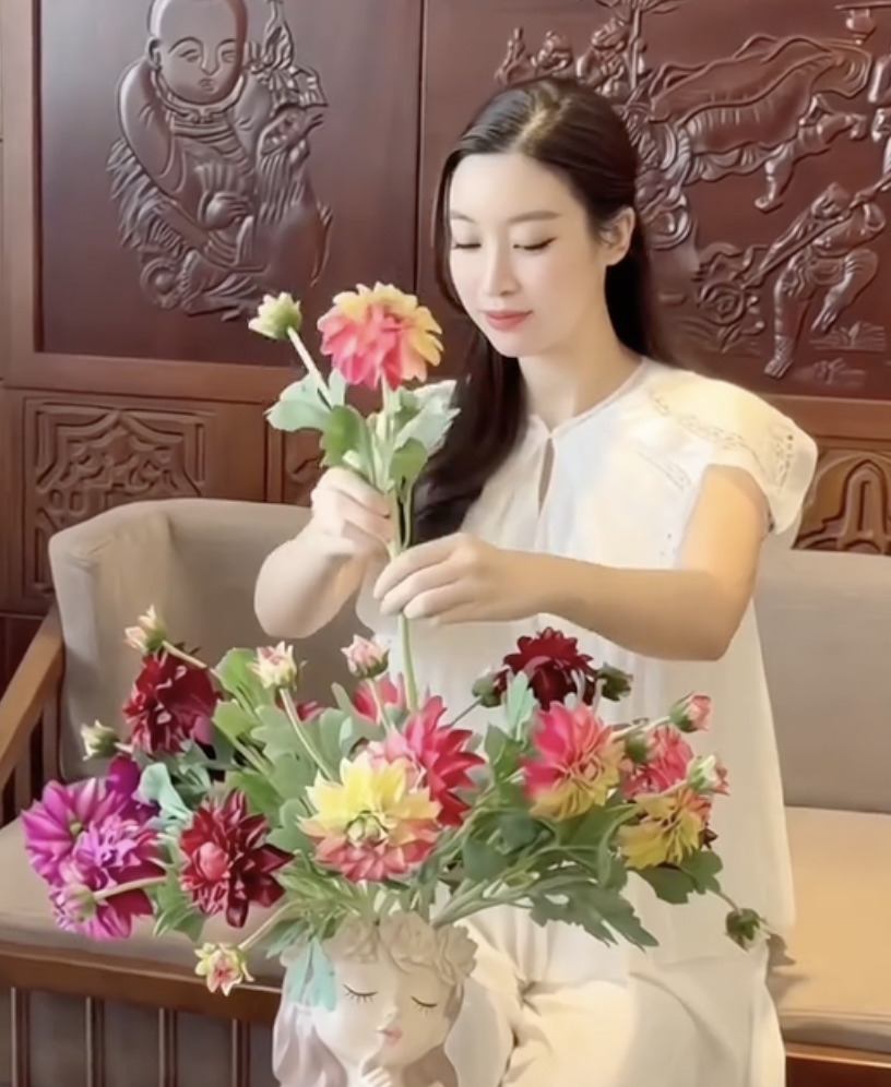Đỗ Mỹ Linh trổ t&agrave;i cắm hoa, khoe cuộc sống 
