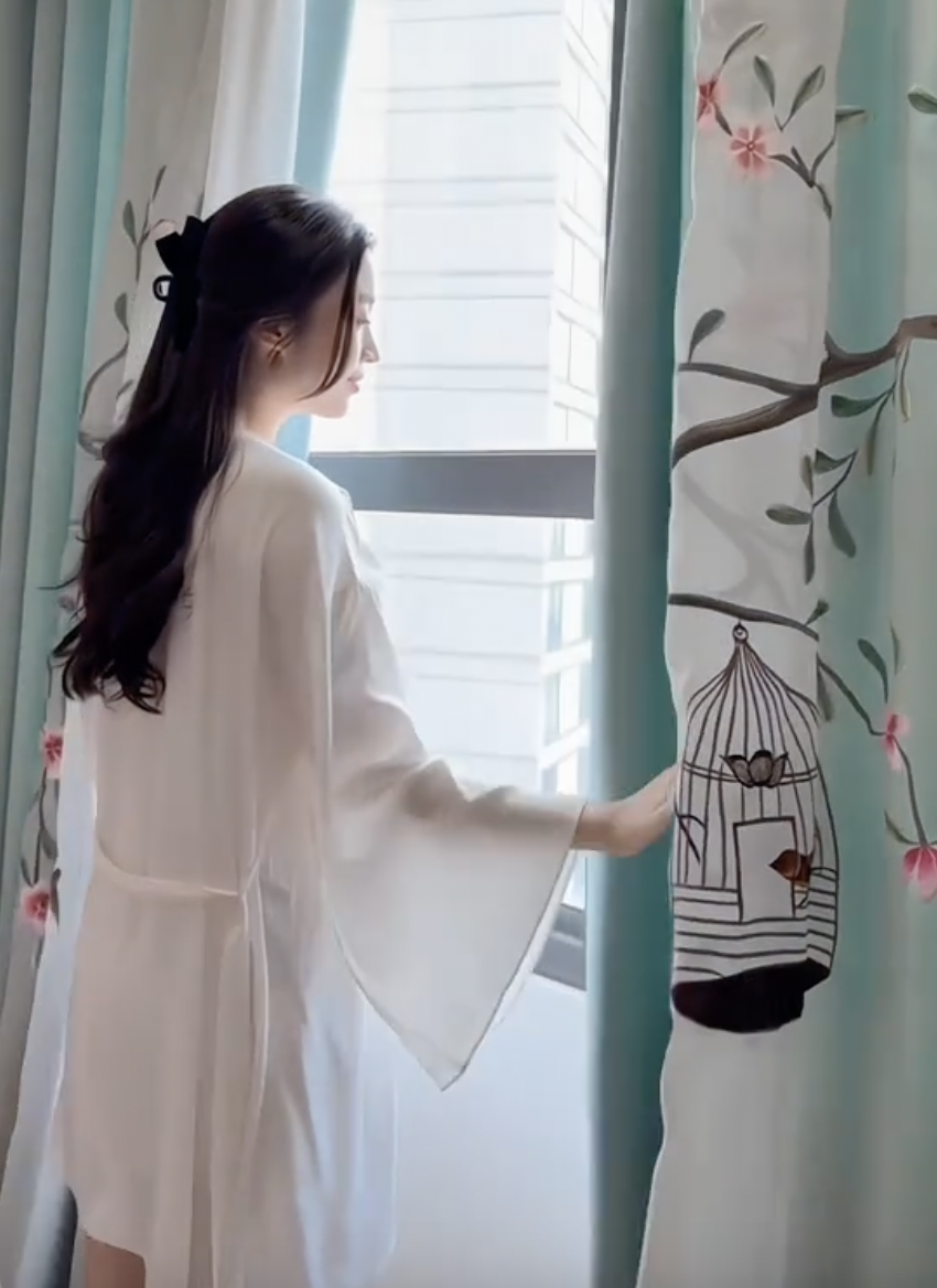 Đỗ Mỹ Linh trổ t&agrave;i cắm hoa, khoe cuộc sống 