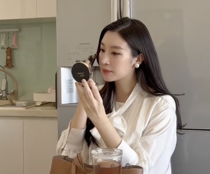 Đỗ Mỹ Linh trổ t&agrave;i cắm hoa, khoe cuộc sống 