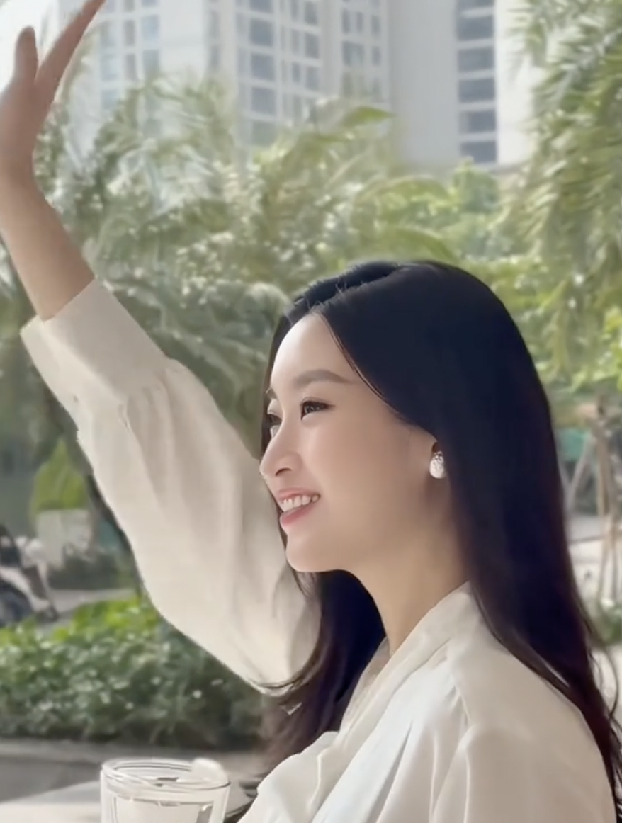 Đỗ Mỹ Linh trổ t&agrave;i cắm hoa, khoe cuộc sống 