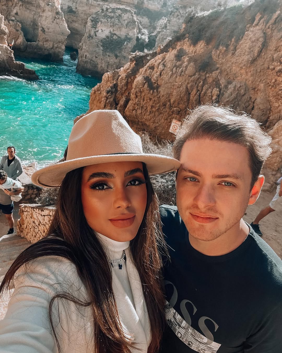 Clip ngọt ng&agrave;o nhất cuối năm: Hoa hậu gen Z được bạn trai cầu h&ocirc;n như phim ở Vịnh Hạ Long- Ảnh 2.