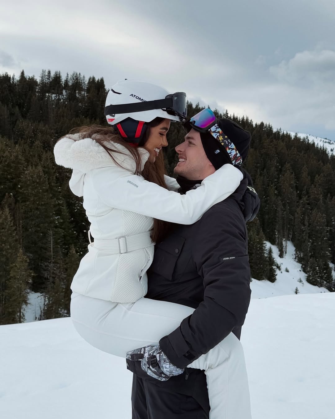 Clip ngọt ng&agrave;o nhất cuối năm: Hoa hậu gen Z được bạn trai cầu h&ocirc;n như phim ở Vịnh Hạ Long- Ảnh 4.